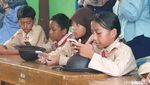 Melihat Antusiasme Murid SD Belajar Pakai Smartboard di Banyumas