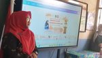 Melihat Antusiasme Murid SD Belajar Pakai Smartboard di Banyumas
