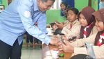 Melihat Antusiasme Murid SD Belajar Pakai Smartboard di Banyumas