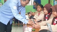 Kepala Sekolah SDN 3 Sudagaran, Kabupaten Banyumas, Jateng, Suwito menyebut pemberian smartboard memiliki dampak positif terhadap peningkatan minat murid dalam kegiatan belajar mengajar di kelas. Foto: Devita Savitri/detikEdu