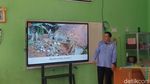 Melihat Antusiasme Murid SD Belajar Pakai Smartboard di Banyumas