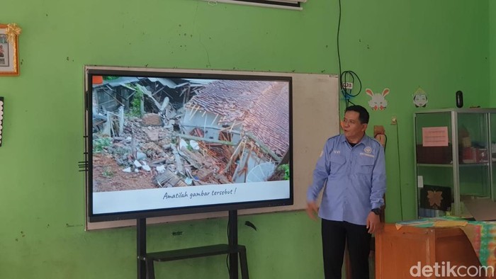 Siswa dan guru di Purbalingga, Purwokerto, dan Banyumas. Siswa dan guru di Purbalingga, Purwokerto, dan Banyumas.