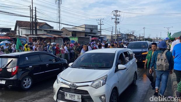 Suasana acara istigasah di Jalan Pantura Demak-Semarang, Kecamatan Sayung, Kabupaten Demak, Minggu (16/5/2025).