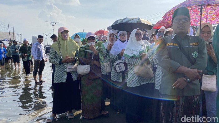 Suasana acara istigasah di Jalan Pantura Demak-Semarang, Kecamatan Sayung, Kabupaten Demak, Minggu (16/5/2025).