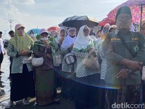 Ada Istigasah di Tengah Rob Sayung, Lalu Lintas Pantura Demak Tersendat