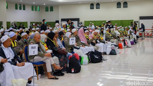 Suasana kepulangan ratusan jemaah haji asal Kota Mataram, Sabtu malam (14/6/2025).