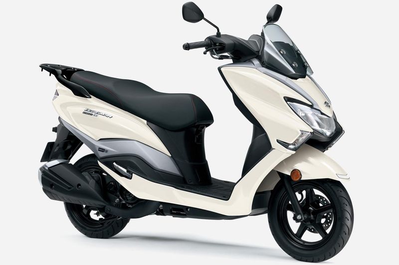 Suzuki Burgman Street 125 EX disegarkan, jadi makin sporty