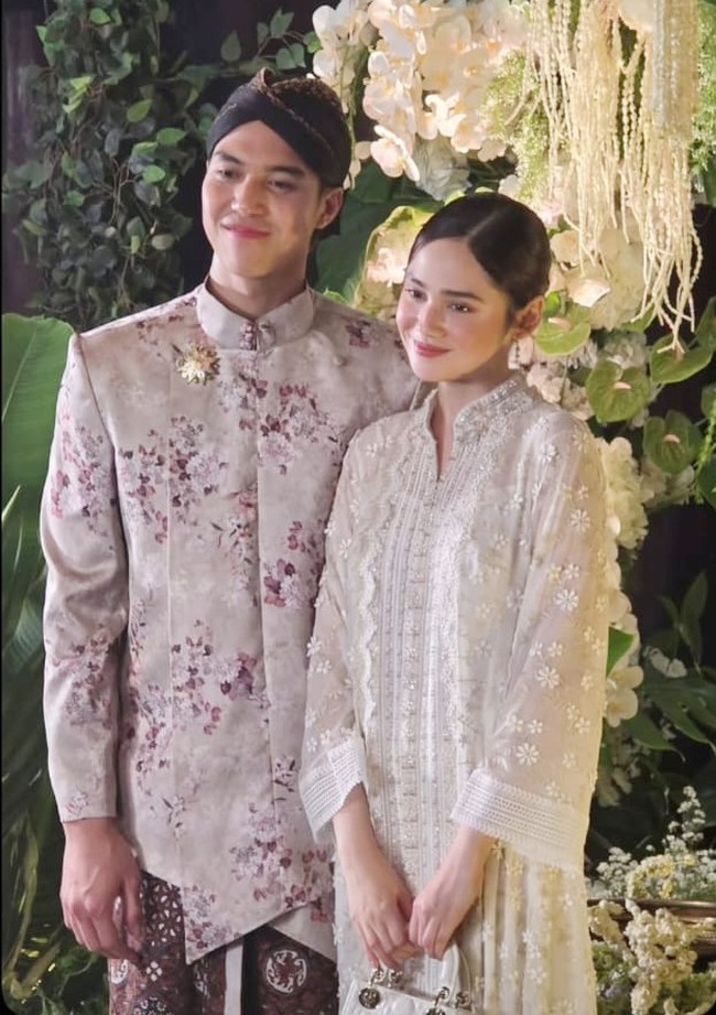 Bintang film ‘Catatan Si Boy’ ini menata rambutnya dengan sanggul rendah rapi, memperkuat aura tradisional yang cocok dengan nuansa adat Jawa. Foto: Instagram/@syifahadju