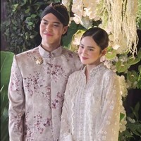 Bintang film ‘Catatan Si Boy’ ini menata rambutnya dengan sanggul rendah rapi, memperkuat aura tradisional yang cocok dengan nuansa adat Jawa. Foto: Instagram/@syifahadju