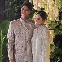 Untuk menjaga keseimbangan look, Syifa hanya mengenakan anting kecil sebagai aksen, memberi kesan elegan yang understated. Foto: Instagram/@syifahadju