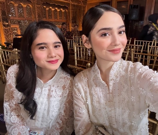 Makeup Syifa terkesan minimalis namun glowing, dengan fokus pada kulit yang dewy, blush bernuansa rosé, dan bibir nude pink. Sentuhan highlighter di area tulang pipi memberi efek segar dan muda. Foto: Instagram/@syifahadju