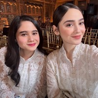 Makeup Syifa terkesan minimalis namun glowing, dengan fokus pada kulit yang dewy, blush bernuansa rosé, dan bibir nude pink. Sentuhan highlighter di area tulang pipi memberi efek segar dan muda. Foto: Instagram/@syifahadju