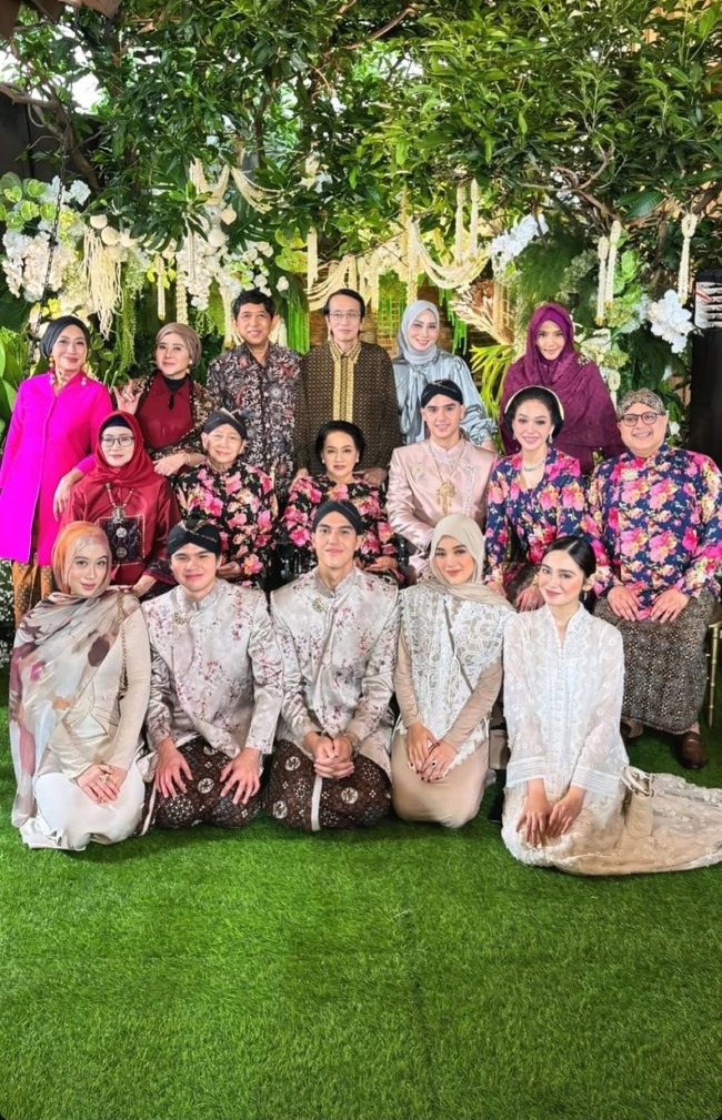 Kerah tinggi dan lengan panjang transparan dengan aksen bordir kecil menambah dimensi feminin. Foto: Instagram/@syifahadju