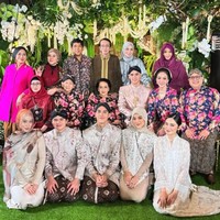 Kerah tinggi dan lengan panjang transparan dengan aksen bordir kecil menambah dimensi feminin. Foto: Instagram/@syifahadju