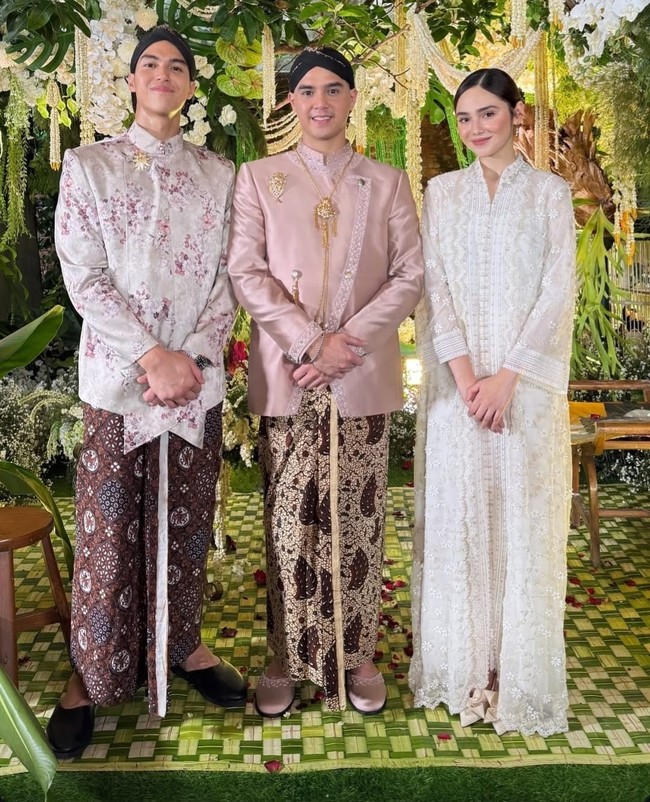 Syifa Hadju tampil anggun dalam busana brokat putih dari koleksi Lace by Artkea. Gaun panjang bergaya kurung ini dihiasi sulaman motif floral dan detail renda halus, menciptakan kesan klasik tapi tetap bergaya kekinian. Foto: Instagram/@syifahadju