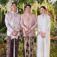 Syifa Hadju tampil anggun dalam busana brokat putih dari koleksi Lace by Artkea. Gaun panjang bergaya kurung ini dihiasi sulaman motif floral dan detail renda halus, menciptakan kesan klasik tapi tetap bergaya kekinian. Foto: Instagram/@syifahadju
