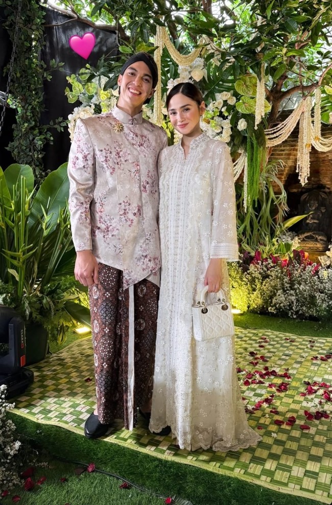 Syifa melengkapi penampilannya dengan tas tangan klasik berwarna putih dari Dior—Lady Dior Mini Bag—yang memberi kesan mewah namun tetap subtle. Foto: Instagram/@syifahadju