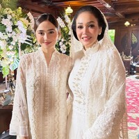 Dengan potongan lurus tanpa banyak aksen dramatis, gaun ini memberi siluet bersih dan elegan. Desainnya yang tertutup dan panjang sangat cocok untuk acara adat seperti prosesi siraman. Foto: Instagram/@syifahadju