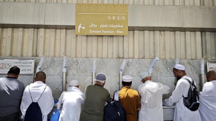 Seorang haji meminum air Zamzam di salah satu titik layanan di Masjidil Haram, Makkah, Arab Saudi, Minggu (15/6/2025). Proyek Raja Abdullah bin Abdulaziz untuk Distribusi Air Zamzam (The King Abdullah bin Abdulaziz Project for Zamzam Water Distribution) tersebut mampu memasok lebih dari 1,25 juta liter air Zamzam ke Masjidil Haram setiap hari. ANTARA FOTO/Andika Wahyu
