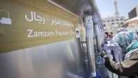 Layanan ini merupakan bagian dari Proyek Raja Abdullah bin Abdulaziz untuk Distribusi Air Zamzam, sebuah sistem modern yang mampu menyuplai lebih dari 1,25 juta liter air Zamzam setiap hari. ANTARA FOTO/Andika Wahyu
