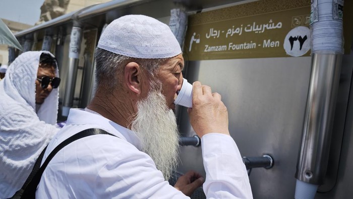 Seorang haji meminum air Zamzam di salah satu titik layanan di Masjidil Haram, Makkah, Arab Saudi, Minggu (15/6/2025). Proyek Raja Abdullah bin Abdulaziz untuk Distribusi Air Zamzam (The King Abdullah bin Abdulaziz Project for Zamzam Water Distributi