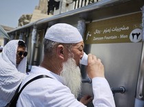 Tak Pernah Kering, Air Zamzam Mengalir Setiap Hari di Masjidil Haram