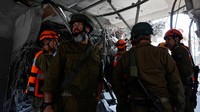 Petugas darurat dan tentara Israel terlihat berjibaku mengevakuasi korban dan mengamankan lokasi. REUTERS/Ammar Awad