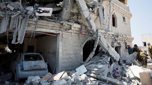 Langit di atas Tamra, kota kecil di Israel utara, mendadak memerah. Sebuah rudal yang diluncurkan dari Iran menghantam langsung ke kawasan permukiman, meninggalkan jejak kehancuran di tengah pemukiman padat penduduk. REUTERS/Ammar Awad