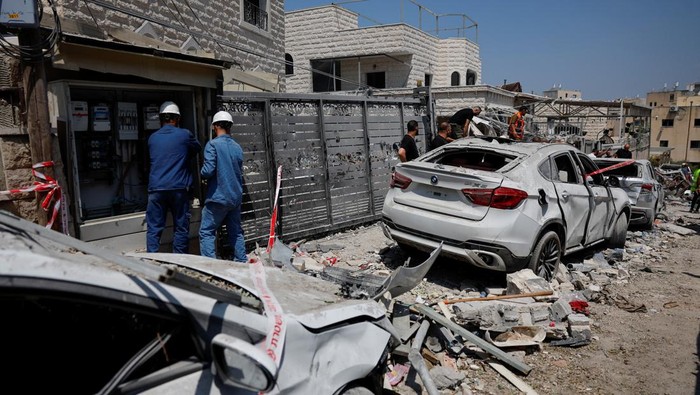 Tamra Terkoyak! Rudal Iran Hantam Permukiman Warga Israel Langit di atas Tamra, kota kecil di Israel utara, mendadak memerah. Sebuah rudal yang diluncurkan dari Iran menghantam langsung ke kawasan permukiman, meninggalkan jejak kehancuran di tengah pemukiman padat penduduk. REUTERS/Ammar Awad