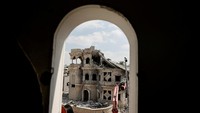 Warga yang selamat tampak terguncang, berdiri terpaku di antara reruntuhan, mencoba memahami apa yang baru saja terjadi. REUTERS/Ammar Awad