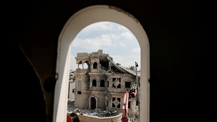 Langit di atas Tamra, kota kecil di Israel utara, mendadak memerah. Sebuah rudal yang diluncurkan dari Iran menghantam langsung ke kawasan permukiman, meninggalkan jejak kehancuran di tengah pemukiman padat penduduk. REUTERS/Ammar Awad