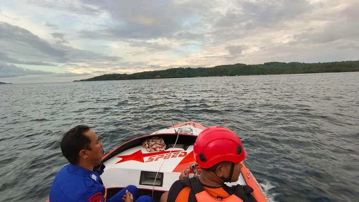 Tim SAR gabungan mencari penumpang KN Sabuk Nusantara yang terjatuh di perairan Banggai Laut.