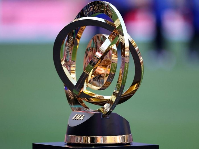 MIAMI GARDENS, FLORIDA - JUNE 14: A detailed view of the FIFA Club World Cup trophy on the pitch prior to the FIFA Club World Cup 2025 group A match between Al Ahly FC and Internacional CF Miami at Hard Rock Stadium on June 14, 2025 in Miami Gardens, Florida.   Kevin C. Cox/Getty Images/AFP (Photo by Kevin C. Cox / GETTY IMAGES NORTH AMERICA / Getty Images via AFP)