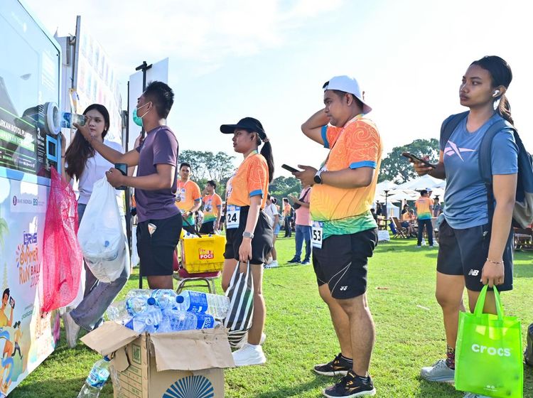 Tukar Botol Jadi Cuan! Warga Denpasar Antre di Mesin Penukar Plastik
