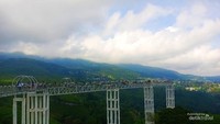 Pesona jembatan kaca