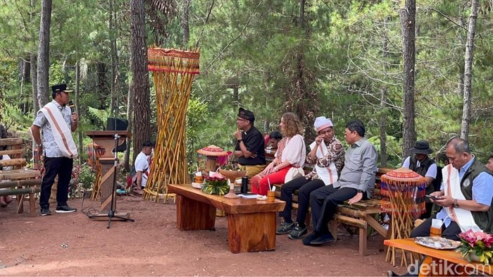 Wakil Bupati Luwu Utara Jumail Mappile meminta bantuan Menteri Kehutanan Raja Juli Antoni mengatasi banjir di Kecamatan Malangke.