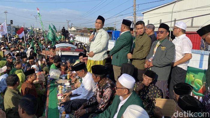 Wakil Gubernur Jateng Taj Yasin Maimoen di Istigasah Kemanusiaan PCNU Kabuoaten Demak, di Jalan Pantura Demak-Semarang, Kecamatan Demak, Minggu (15/6/2025).