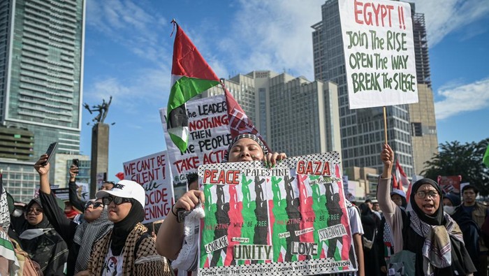 Sejumlah peserta aksi bela Palestina mengikuti long march di kawasan Bundaran HI, Jakarta, Minggu (15/6/2025). Aksi tersebut merupakan bentuk solidaritas untuk gerakan Global March to Gaza, bertepatan dengan ribuan warga lintas negara dalam persiapan memasuki wilayah Gaza guna memberikan bantuan kepada rakyat Palestina yang mengalami krisis akibat blokade dari Israel. ANTARA FOTO/Fauzan
