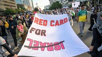Aksi ini merupakan bagian dari gerakan global serentak yang digelar di berbagai negara, sebagai dukungan terhadap ribuan warga dari berbagai bangsa yang tengah bersiap masuk ke wilayah Gaza untuk menyalurkan bantuan langsung. Meski terbentang ribuan kilometer, semangat solidaritas itu terasa dekat di Jakarta. ANTARA FOTO/Fauzan