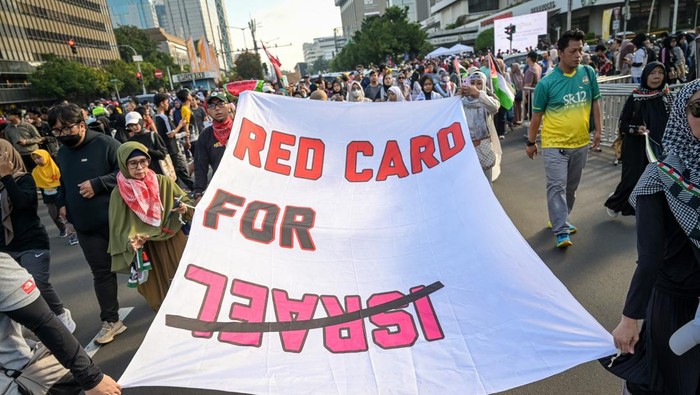Sejumlah peserta aksi bela Palestina mengikuti long march di kawasan Bundaran HI, Jakarta, Minggu (15/6/2025). Aksi tersebut merupakan bentuk solidaritas untuk gerakan Global March to Gaza, bertepatan dengan ribuan warga lintas negara dalam persiapan memasuki wilayah Gaza guna memberikan bantuan kepada rakyat Palestina yang mengalami krisis akibat blokade dari Israel. ANTARA FOTO/Fauzan