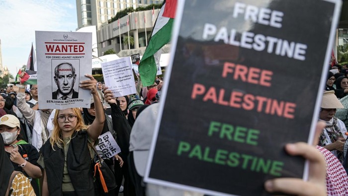 Sejumlah peserta aksi bela Palestina mengikuti long march di kawasan Bundaran HI, Jakarta, Minggu (15/6/2025). Aksi tersebut merupakan bentuk solidaritas untuk gerakan Global March to Gaza, bertepatan dengan ribuan warga lintas negara dalam persiapan memasuki wilayah Gaza guna memberikan bantuan kepada rakyat Palestina yang mengalami krisis akibat blokade dari Israel. ANTARA FOTO/Fauzan