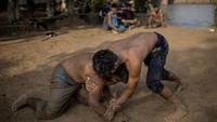 Kanal Chenab menjadi tempat pelarian alami bagi warga saat suhu mencapai titik ekstrem. REUTERS/Adrees Latif