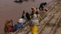 Tak hanya anak-anak, perempuan dan ibu rumah tangga juga memanfaatkan kanal untuk mencuci pakaian sambil sesekali mencelupkan kaki ke air demi mengusir panas. Salah satu lokasi yang jadi favorit warga Gujranwala adalah Kanal Chenab Hulu. REUTERS/Adrees Latif