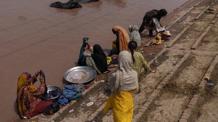 Warga Pakistan Serbu Kanal Chenab di Tengah Gelombang Panas Gelombang panas ekstrem yang melanda Pakistan dalam beberapa hari terakhir membuat warga mencari cara unik untuk bertahan dari teriknya cuaca. Salah satu lokasi yang jadi favorit warga Gujranwala adalah Kanal Chenab Hulu. REUTERS/Adrees Latif