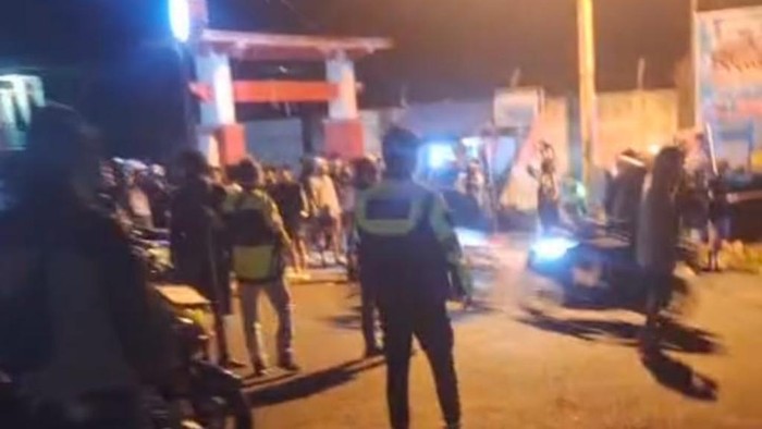 Warga Prigen Pasuruan hadang sejumlah pemuda diduga gangster.