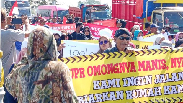 Warga terdampak pembangunan flyover dan semi underpass Canguk, Kota Magelang, melakukan aksi damai menuntut sertifikat sisa tanah dikembalikan, Minggu (15/6/2025).