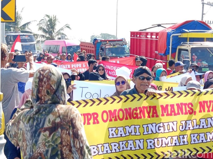 Warga terdampak pembangunan flyover dan semi underpass Canguk, Kota Magelang, melakukan aksi damai menuntut sertifikat sisa tanah dikembalikan, Minggu (15/6/2025).