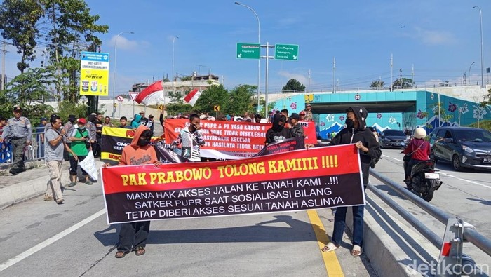 Warga terdampak pembangunan flyover dan semi underpass Canguk, Kota Magelang, melakukan aksi damai menuntut sertifikat sisa tanah dikembalikan, Minggu (15/6/2025).