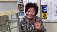 Yuriko juga kerap mengantar pelanggan yang sudah membeli rotinya. Senyuman hangat serta lambaian tangan seolah berterima kasih kepada pelanggan yang telah memborong. Foto: Instagram/tasteatlas