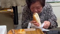 Yuriko masih melayani sendiri pelanggan yang datang. Ia menghitung serta mengemas roti-roti yang sudah dipilih oleh pelanggannya. Foto: Instagram/tasteatlas